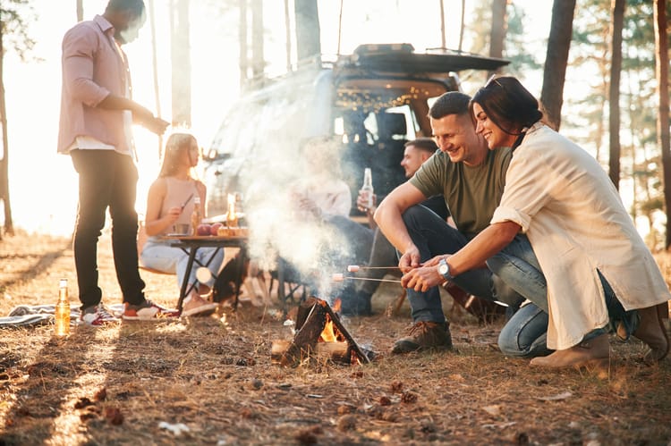 with-marshmallows-on-sticks-roast-group-of-friends